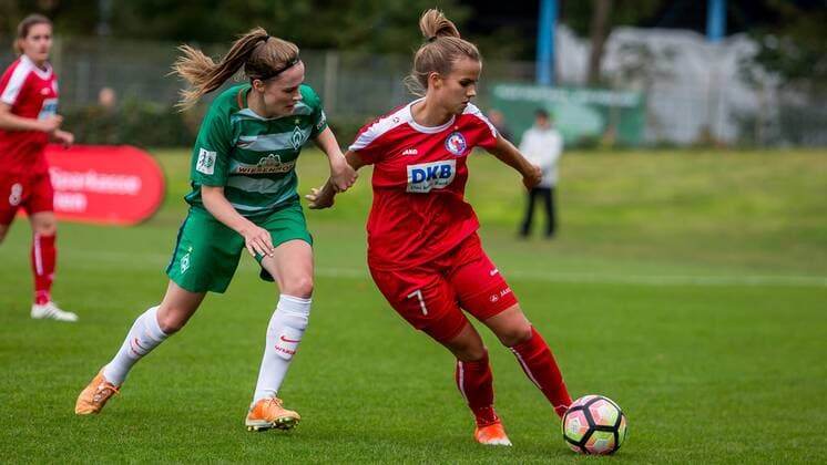 v.li.: Lisa-Marie Scholz (SV Werder Bremen, 7) und Anna Gasper (1. FFC Turbine Potsdam, 7) im Zweikampf, Duell, duel, tackle, Fussball, DFB-Pokal Frauen, SV Werder Bremen - 1. FFC Turbine Potsdam, xdgx