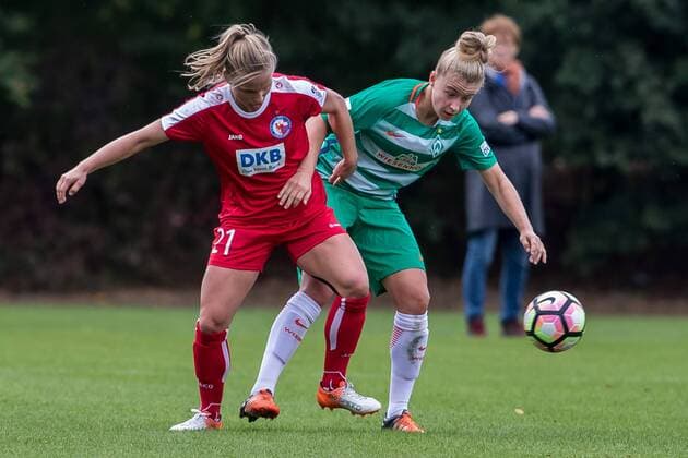 v.li.: Stefanie Draws (1. FFC Turbine Potsdam, 22) und Michelle Ulbrich (SV Werder Bremen, 5) im Zweikampf, Duell, duel, tackle, Fussball, DFB-Pokal Frauen, SV Werder Bremen - 1. FFC Turbine Potsdam, xdgx