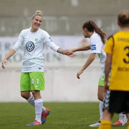 Anja Mittag (Wolfsburg, 41) und Tessa Wullaert (Wolfsburg, 10) Jubel, Torjubel, Torerfolg, celebrate the goal, goal, celebration, Jubel ueber das Tor, optimistisch, Action, Aktion, Fussball, DFB Pokal Frauen, 1. FFC Fortuna Dresden - VfL Wolfsburg, xtgx