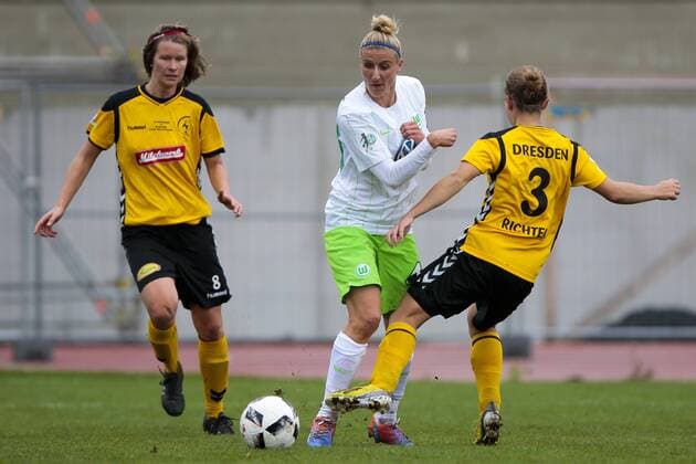 vl Anne Engeldhardt, Anja Mittag (Wolfsburg, 41), Lisa Richter, Fussball, DFB Pokal Frauen, 1. FFC Fortuna Dresden - VfL Wolfsburg, xtgx