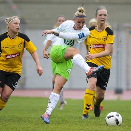 Anja Mittag (Wolfsburg, 41) Torschuss, Abschluss, schießt, Fussball, DFB Pokal Frauen, 1. FFC Fortuna Dresden - VfL Wolfsburg, xtgx