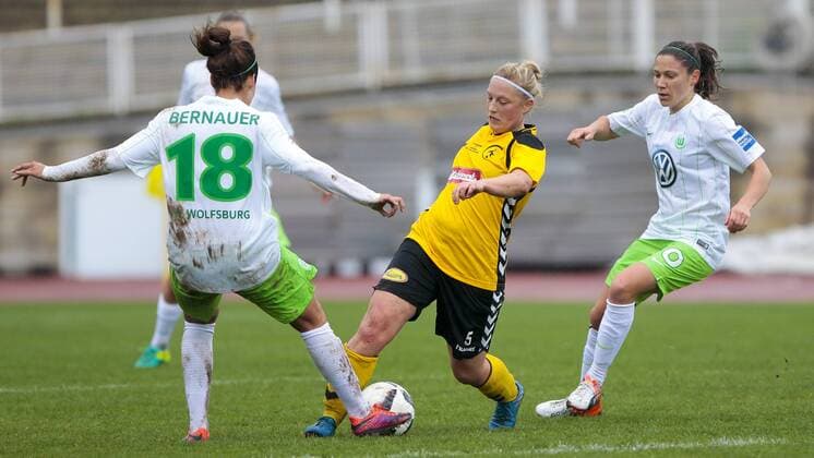vl Vanessa Bernauer (Wolfsburg, 18), Susann Müller, Elise Bussaglia (Wolfsburg, 30) Zweikampf, Duell, duel, tackle, Dynamik, Action, Aktion, Fussball, DFB Pokal Frauen, 1. FFC Fortuna Dresden - VfL Wolfsburg, xtgx