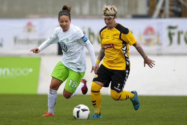 vl Vanessa Bernauer (Wolfsburg, 18) gegen Marion Sattler Zweikampf, Duell, duel, tackle, Dynamik, Action, Aktion, Fussball, DFB Pokal Frauen, 1. FFC Fortuna Dresden - VfL Wolfsburg, xtgx