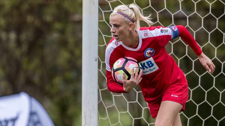 Johanna Elsig (1. FFC Turbine Potsdam, 4) in Nahaufnahme, Großaufnahme, Portrait, Porträt mit Ball, Fussball, DFB-Pokal Frauen, SV Werder Bremen - 1. FFC Turbine Potsdam, xdgx