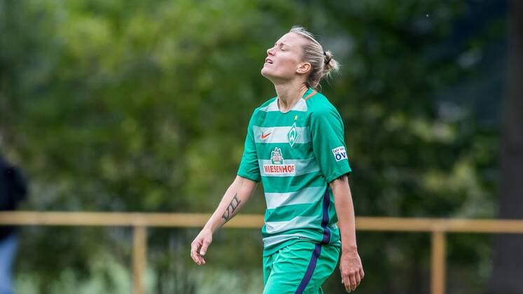 Gabriella Toth (SV Werder Bremen, 15) enttäuscht, enttäuscht schauend, disappointed nach dem Gegentor in letzter Minute, Fussball, DFB-Pokal Frauen, SV Werder Bremen - 1. FFC Turbine Potsdam, xdgx