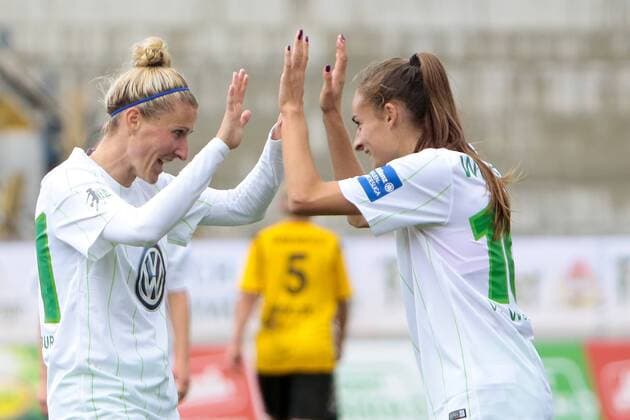 Anja Mittag (Wolfsburg, 41) und Tessa Wullaert (Wolfsburg, 10) Jubel, Torjubel, Torerfolg, celebrate the goal, goal, celebration, Jubel ueber das Tor, optimistisch, Action, Aktion, Fussball, DFB Pokal Frauen, 1. FFC Fortuna Dresden - VfL Wolfsburg, xtgx