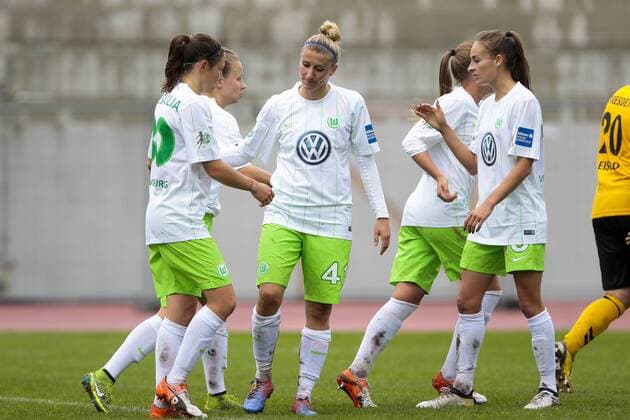 vl Elise Bussaglia (Wolfsburg, 30), Agata Tarczynska, Anja Mittag (Wolfsburg, 41), Tessa Wullaert (Wolfsburg, 10) Jubel, Torjubel, Torerfolg, celebrate the goal, goal, celebration, Jubel ueber das Tor, optimistisch, Action, Aktion, Fussball, DFB Pokal Frauen, 1. FFC Fortuna Dresden - VfL Wolfsburg, xtgx