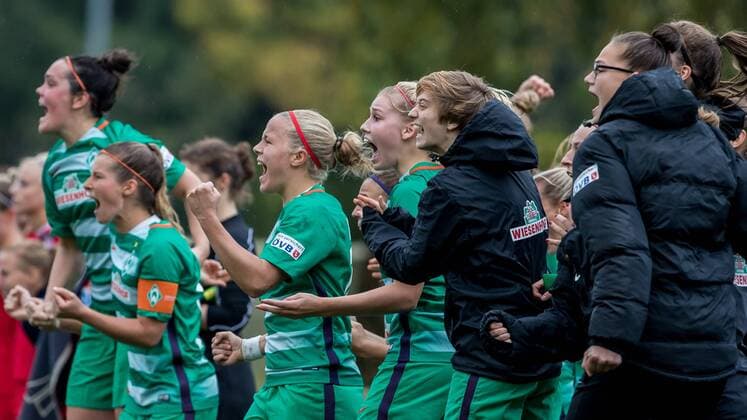 Die Spielerinnen des SV Werder Bremen feiern den Sieg gegen den 1. FFC Turbine Potsdam und den Einzug in die nächste Runde des DFB Pokals, Fussball, DFB-Pokal Frauen, SV Werder Bremen - 1. FFC Turbine Potsdam, xdgx