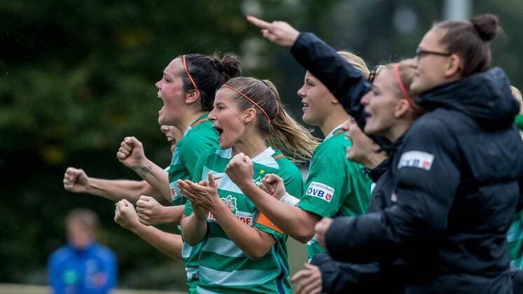 Die Spielerinnen des SV Werder Bremen feiern den Sieg gegen den 1. FFC Turbine Potsdam und den Einzug in die nächste Runde des DFB Pokals, Fussball, DFB-Pokal Frauen, SV Werder Bremen - 1. FFC Turbine Potsdam, xdgx