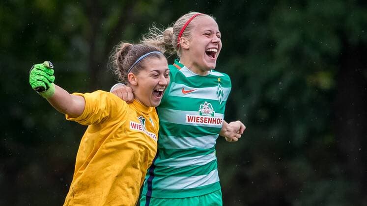 v.li.: Torhüterin, Torwart Lena Pauels (SV Werder Bremen, 22) und Pia-Sophie Wolter (SV Werder Bremen, 10) feiern den Sieg gegen den 1. FFC Turbine Potsdam, Fussball, DFB-Pokal Frauen, SV Werder Bremen - 1. FFC Turbine Potsdam, xdgx
