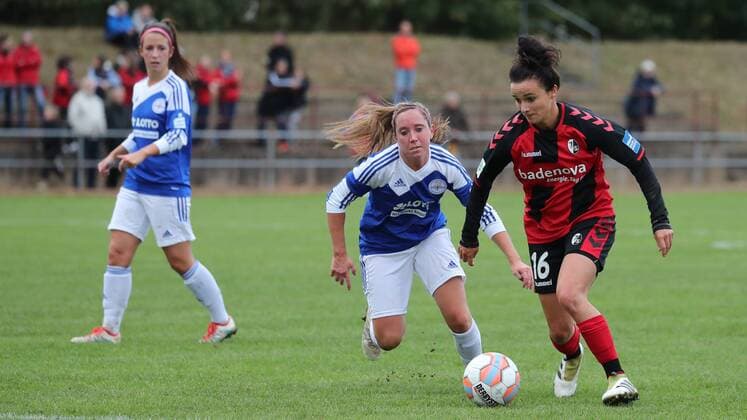 v.li.: Desiree Hennig (SG99, 6), Lina Maria Magull (Freiburg, 16), Fussball, DFB-Pokal der Frauen, SG 99 Andernach - SC Freiburg, xozx