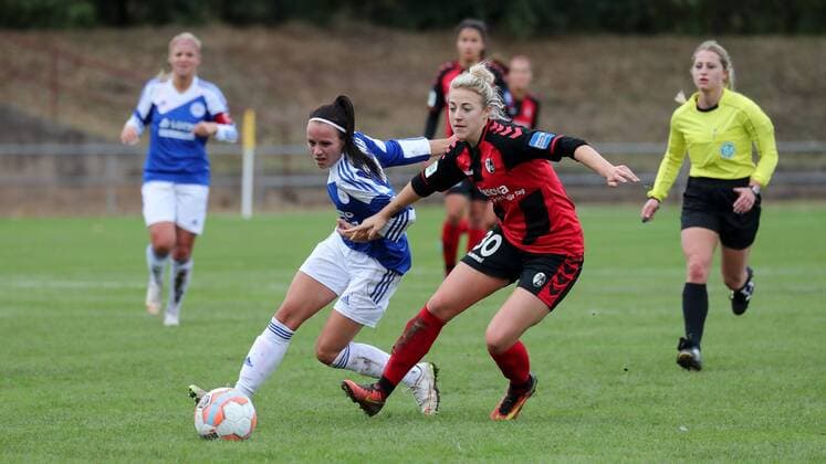 v.li.: Isabelle Stümper (SG99, 7), Carolin Simon (Freiburg, 30), Zweikampf, Duell, duel, tackle, tackling, Dynamik, Action, Aktion, Fussball, DFB-Pokal der Frauen, SG 99 Andernach - SC Freiburg, xozx