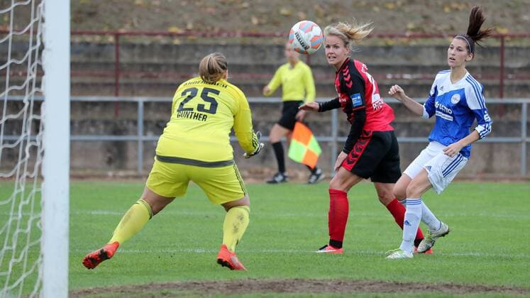 v.li.: Kathrin Günther (Torwart, SG99, 25), Lena Petermann (Freiburg, 22), Natascha Schneider (SG99, 12), Torchance für Freiburg, Fussball, DFB-Pokal der Frauen, SG 99 Andernach - SC Freiburg, xozx