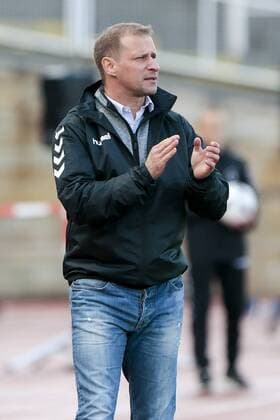 Andreas Pach (Trainer Dresden) gibt Anweisungen, gestikuliert, mit den Armen gestikulieren, gives instructions, gesticulate, Fussball, DFB Pokal Frauen, 1. FFC Fortuna Dresden - VfL Wolfsburg, xtgx
