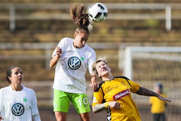 vl Tessa Wullaert (Wolfsburg, 10), Julia Eisold Zweikampf, Duell, duel, tackle, Dynamik, Action, Aktion, Fussball, DFB Pokal Frauen, 1. FFC Fortuna Dresden - VfL Wolfsburg, xtgx