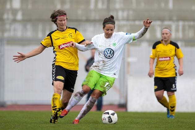 vl Anne Engelhardt, Vanessa Bernauer (Wolfsburg, 18) Zweikampf, Duell, duel, tackle, Dynamik, Action, Aktion, Fussball, DFB Pokal Frauen, 1. FFC Fortuna Dresden - VfL Wolfsburg, xtgx