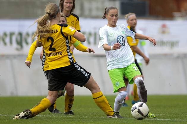 vl Julia Schuster, Ewa Pajor Zweikampf, Duell, duel, tackle, Dynamik, Action, Aktion, Fussball, DFB Pokal Frauen, 1. FFC Fortuna Dresden - VfL Wolfsburg, xtgx