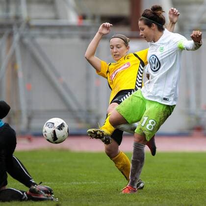 vl Lisa Richter hindert Vanessa Bernauer (Wolfsburg, 18) am Torschuss Zweikampf, Duell, duel, tackle, Dynamik, Action, Aktion, Fussball, DFB Pokal Frauen, 1. FFC Fortuna Dresden - VfL Wolfsburg, xtgx