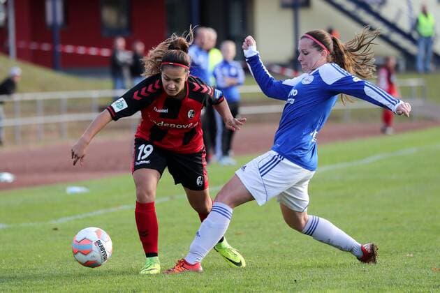v.li.: Nicole Eckerle (Freiburg, 19), Katharina Sternitzke (SG99, 11), Zweikampf, Duell, duel, tackle, tackling, Dynamik, Action, Aktion, Fussball, DFB-Pokal der Frauen, SG 99 Andernach - SC Freiburg, xozx