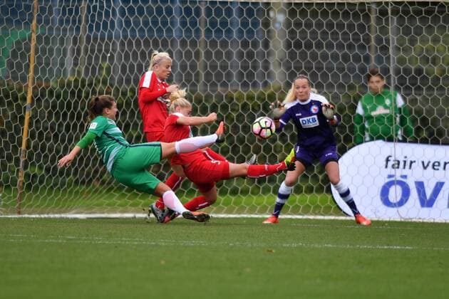 Fußball, Damen, DFB Pokal, SV Werder Bremen - 1. FFC Turbine Potsdam Lisa-Marie Scholz (Werder Bremen) (7) Toschuss , Victoria Krug (Turbine Potsdam) (5) und Johanna Elsig (Turbine Potsdam) (4) und Torhüterin Lisa Schmitz (Turbine Potsdam) (1) versuchen Sie zu stoppen, Frauenfussball - DFB Pokal der Frauen - SV Werder Bremen - 1.FFC Turbine Potsdam, xmkx