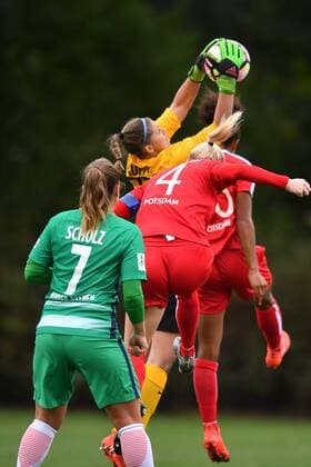 Fußball, Damen, DFB Pokal, SV Werder Bremen - 1. FFC Turbine Potsdam Lena Pauels (Werder Bremen) (22) hält Ball fest - vor Johanna Elsig (Turbine Potsdam) (4), Frauenfussball - DFB Pokal der Frauen - SV Werder Bremen - 1.FFC Turbine Potsdam, xmkx