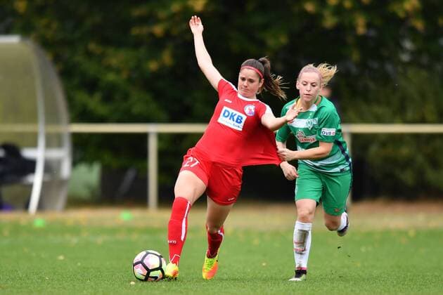 Fußball, Damen, DFB Pokal, SV Werder Bremen - 1. FFC Turbine Potsdam Sarah Zadrasil (Turbine Potsdam) (27) wird von Cindy König (Werder Bremen) (11) am Trikot gerissen, Frauenfussball - DFB Pokal der Frauen - SV Werder Bremen - 1.FFC Turbine Potsdam, xmkx