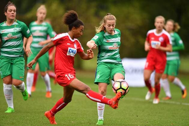 Fußball, Damen, DFB Pokal, SV Werder Bremen - 1. FFC Turbine Potsdam Bild v.L. Stephanie Goddard (Werder Bremen) (23) schaut zu wie E.Aigbogun (Turbine Potsdam) (16) nicht an den Ball kommt , Nina Lührßen (Werder Bremen) (4) klärt, Frauenfussball - DFB Pokal der Frauen - SV Werder Bremen - 1.FFC Turbine Potsdam, xmkx