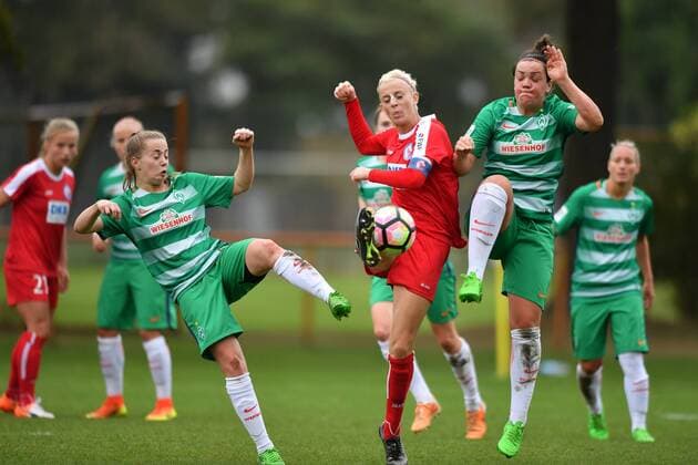 Fußball, Damen, DFB Pokal, SV Werder Bremen - 1. FFC Turbine Potsdam Luftduell Nina Lührßen (Werder Bremen) (4) Johanna Elsig (Turbine Potsdam) (4) Stephanie Goddard (Werder Bremen) (23), Frauenfussball - DFB Pokal der Frauen - SV Werder Bremen - 1.FFC Turbine Potsdam, xmkx