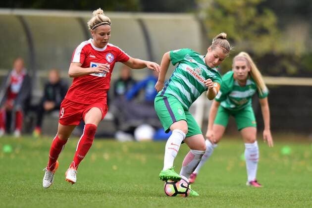 Fußball, Damen, DFB Pokal, SV Werder Bremen - 1. FFC Turbine Potsdam Svenja Huth (Turbine Potsdam) (9) versucht an den von Marie-Louise Eta (Werder Bremen) (6) gehaltenen Ball zu kommen, Frauenfussball - DFB Pokal der Frauen - SV Werder Bremen - 1.FFC Turbine Potsdam, xmkx