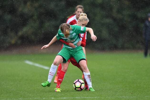 Fußball, Damen, DFB Pokal, SV Werder Bremen - 1. FFC Turbine Potsdam Victoria Krug (Turbine Potsdam) (5) hält Nina Lührßen (Werder Bremen) (4) Zweikampf, Frauenfussball - DFB Pokal der Frauen - SV Werder Bremen - 1.FFC Turbine Potsdam, xmkx