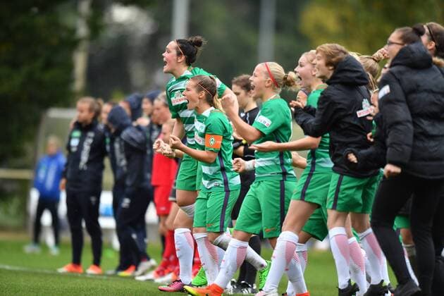 Fußball, Damen, DFB Pokal, SV Werder Bremen - 1. FFC Turbine Potsdam Jubel SV Werder Bremen Frauen - Elfmeterschiessen , Entscheidung , Stephanie Goddard (Werder Bremen) (23) springend Marie-Louise Eta (Werder Bremen) (6) ballt Fäuste Jubel, Freuen, celebrate, happy, cheer , Goal Celebration, Frauenfussball - DFB Pokal der Frauen - SV Werder Bremen - 1.FFC Turbine Potsdam, xmkx
