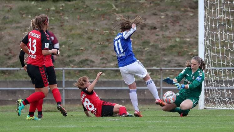 v.li.: Katharina Sternitzke (SG99, 11) scheitert an Laura Giuliani (Torwart, Freiburg, 12), beste Torchance für Andernach, Fussball, DFB-Pokal der Frauen, SG 99 Andernach - SC Freiburg, xozx