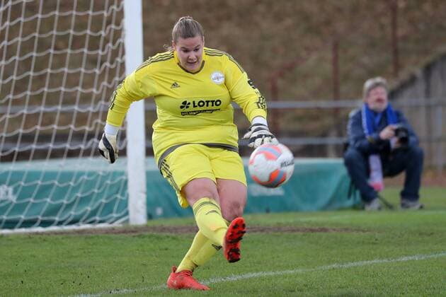 Kathrin Günther (Torwart, SG99, 25) beim Abstoß, Freisteller, Ganzkörper, Einzelbild, Aktion, Action, Fussball, DFB-Pokal der Frauen, SG 99 Andernach - SC Freiburg, xozx
