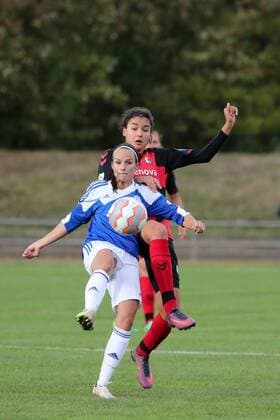 v.li.: Isabelle Stümper (SG99, 7), Cinzia Zehnder (Freiburg, 14), Zweikampf, Duell, duel, tackle, tackling, Dynamik, Action, Aktion, Fussball, DFB-Pokal der Frauen, SG 99 Andernach - SC Freiburg, xozx