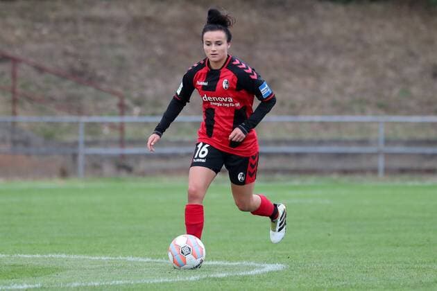 Lina Maria Magull (Freiburg, 16) am Ball, Freisteller, Ganzkörper, Einzelbild, Aktion, Action, Fussball, DFB-Pokal der Frauen, SG 99 Andernach - SC Freiburg, xozx