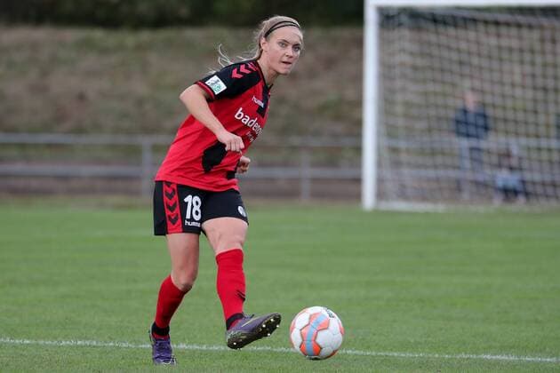 Sarah Puntigam (Freiburg, 18) am Ball, Freisteller, Ganzkörper, Einzelbild, Aktion, Action, Fussball, DFB-Pokal der Frauen, SG 99 Andernach - SC Freiburg, xozx