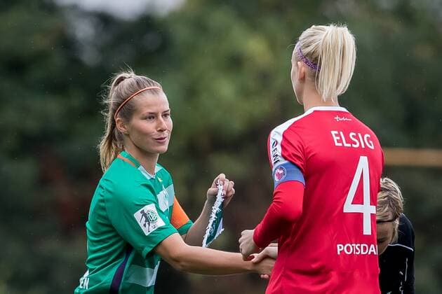 v.li.: Marie-Louise Eta (SV Werder Bremen, 6) und Johanna Elsig (1. FFC Turbine Potsdam, 4) beim Shake-Hands vor dem Spiel, Fussball, DFB-Pokal Frauen, SV Werder Bremen - 1. FFC Turbine Potsdam, xdgx