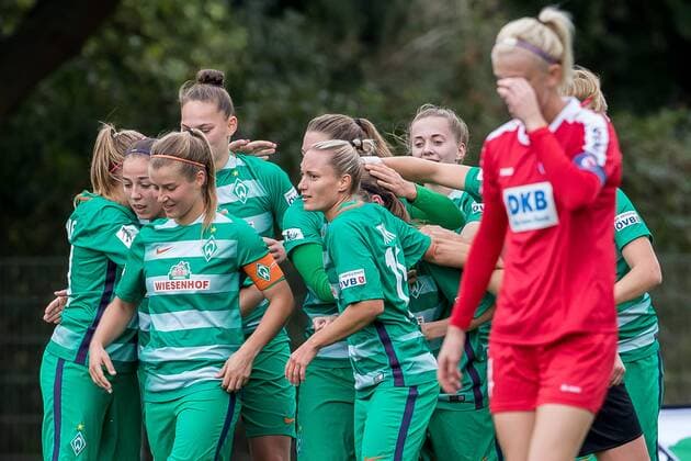 Bilder des Tages - SPORT v.li.: Die Spielerinnen des SV Werder Bremen beim Torjubel, Goal celebration, celebrate the goal, goal celebration, Jubeltraube, Johanna Elsig (1. FFC Turbine Potsdam, 4) enttäuscht, enttäuscht schauend, disappointed, Fussball, DFB-Pokal Frauen, SV Werder Bremen - 1. FFC Turbine Potsdam, xdgx