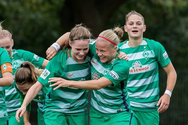 Die Spielerinnen des SV Werder Bremen beim Torjubel, Goal celebration, celebrate the goal, goal celebration, Jubeltraube, Fussball, DFB-Pokal Frauen, SV Werder Bremen - 1. FFC Turbine Potsdam, xdgx