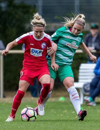 v.li.: Svenja Huth (1. FFC Turbine Potsdam, 9) und Meggie Schröder (Schroder, Schroeder, SV Werder Bremen, 27) im Zweikampf, Duell, duel, tackle, Fussball, DFB-Pokal Frauen, SV Werder Bremen - 1. FFC Turbine Potsdam, xdgx