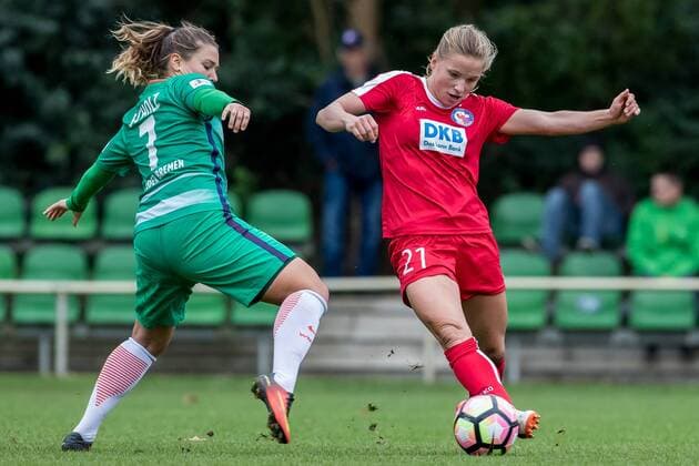 v.li.: Lisa-Marie Scholz (SV Werder Bremen, 7) und Svenja Huth (1. FFC Turbine Potsdam, 9) im Zweikampf, Duell, duel, tackle, Fussball, DFB-Pokal Frauen, SV Werder Bremen - 1. FFC Turbine Potsdam, xdgx