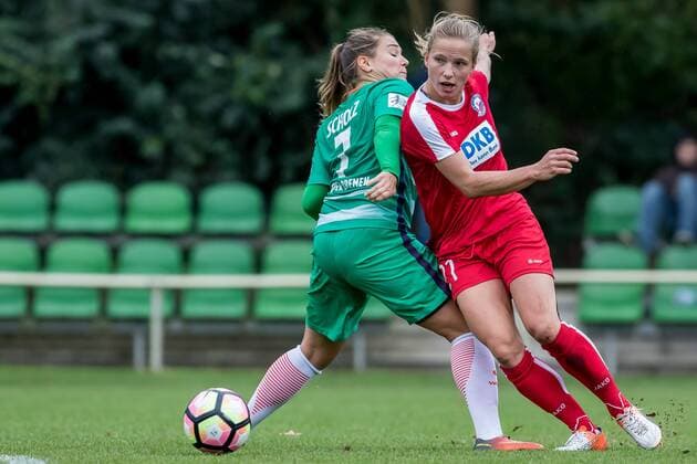 v.li.: Lisa-Marie Scholz (SV Werder Bremen, 7) und Svenja Huth (1. FFC Turbine Potsdam, 9) im Zweikampf, Duell, duel, tackle, Fussball, DFB-Pokal Frauen, SV Werder Bremen - 1. FFC Turbine Potsdam, xdgx