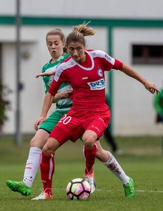 v.li.: Nina Lührßen (Luhrßen, Luhrssen, Luehrßen, Luehrssen, SV Werder Bremen, 4) und Bianca Schmidt (1. FFC Turbine Potsdam, 20) im Zweikampf, Duell, duel, tackle, Fussball, DFB-Pokal Frauen, SV Werder Bremen - 1. FFC Turbine Potsdam, xdgx