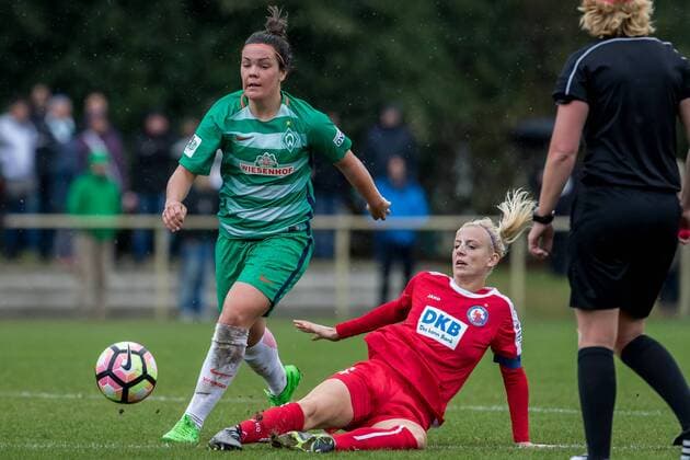 v.li.: Stephanie Goddard (SV Werder Bremen, 23) und Johanna Elsig (1. FFC Turbine Potsdam, 4) im Zweikampf, Duell, duel, tackle, Fussball, DFB-Pokal Frauen, SV Werder Bremen - 1. FFC Turbine Potsdam, xdgx