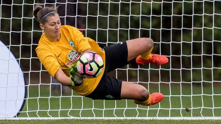 Torhüterin, Torwart Lena Pauels (SV Werder Bremen, 22) Freisteller, Einzelbild, Aktion, Action, Fussball, DFB-Pokal Frauen, SV Werder Bremen - 1. FFC Turbine Potsdam, xdgx