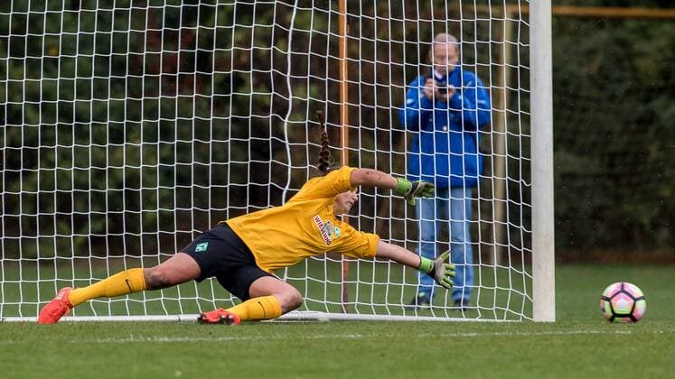 Torhüterin, Torwart Lena Pauels (SV Werder Bremen, 22) Freisteller, Einzelbild, Aktion, Action, Fussball, DFB-Pokal Frauen, SV Werder Bremen - 1. FFC Turbine Potsdam, xdgx