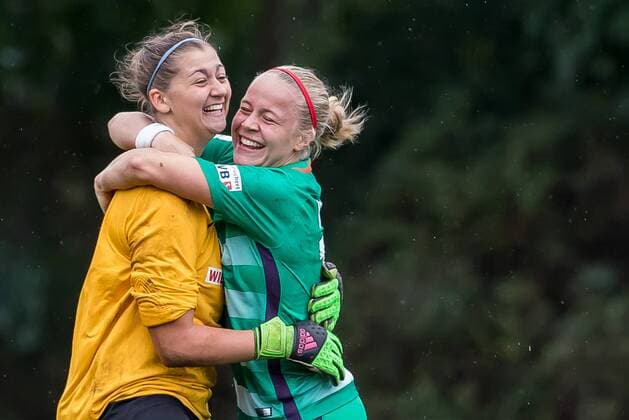 v.li.: Torhüterin, Torwart Lena Pauels (SV Werder Bremen, 22) und Pia-Sophie Wolter (SV Werder Bremen, 10) freuen sich über den Sieg gegen den 1. FFC Turbine Potsdam, Fussball, DFB-Pokal Frauen, SV Werder Bremen - 1. FFC Turbine Potsdam, xdgx