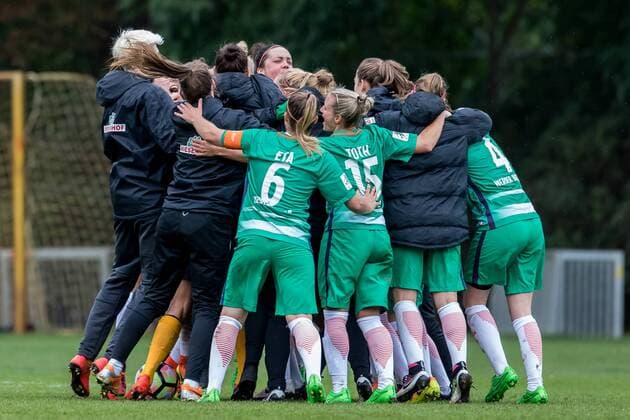 Die Spielerinnen des SV Werder Bremen feiern den Sieg gegen den 1. FFC Turbine Potsdam und den Einzug in die nächste Runde des DFB Pokals, Fussball, DFB-Pokal Frauen, SV Werder Bremen - 1. FFC Turbine Potsdam, xdgx