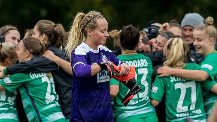 Torhüterin, Torwart Lisa Schmitz (1. FFC Turbine Potsdam, 1) enttäuscht, enttäuscht schauend, disappointed (Mitte) nach der Niederlage, Fussball, DFB-Pokal Frauen, SV Werder Bremen - 1. FFC Turbine Potsdam, xdgx