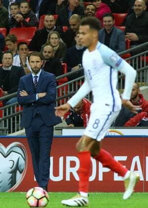 FuÃŸball, WM Quali, England - Malta 08.10.2016. Wembley Stadium, London, England. FIFA World Cup WM Weltmeisterschaft Fussball Qualifying Football. England versus Malta. England Interim Head Coach Gareth Southgate watches England Midfielder Dele Alli during the second half xMarkxKertonx  ActionPlus11798181